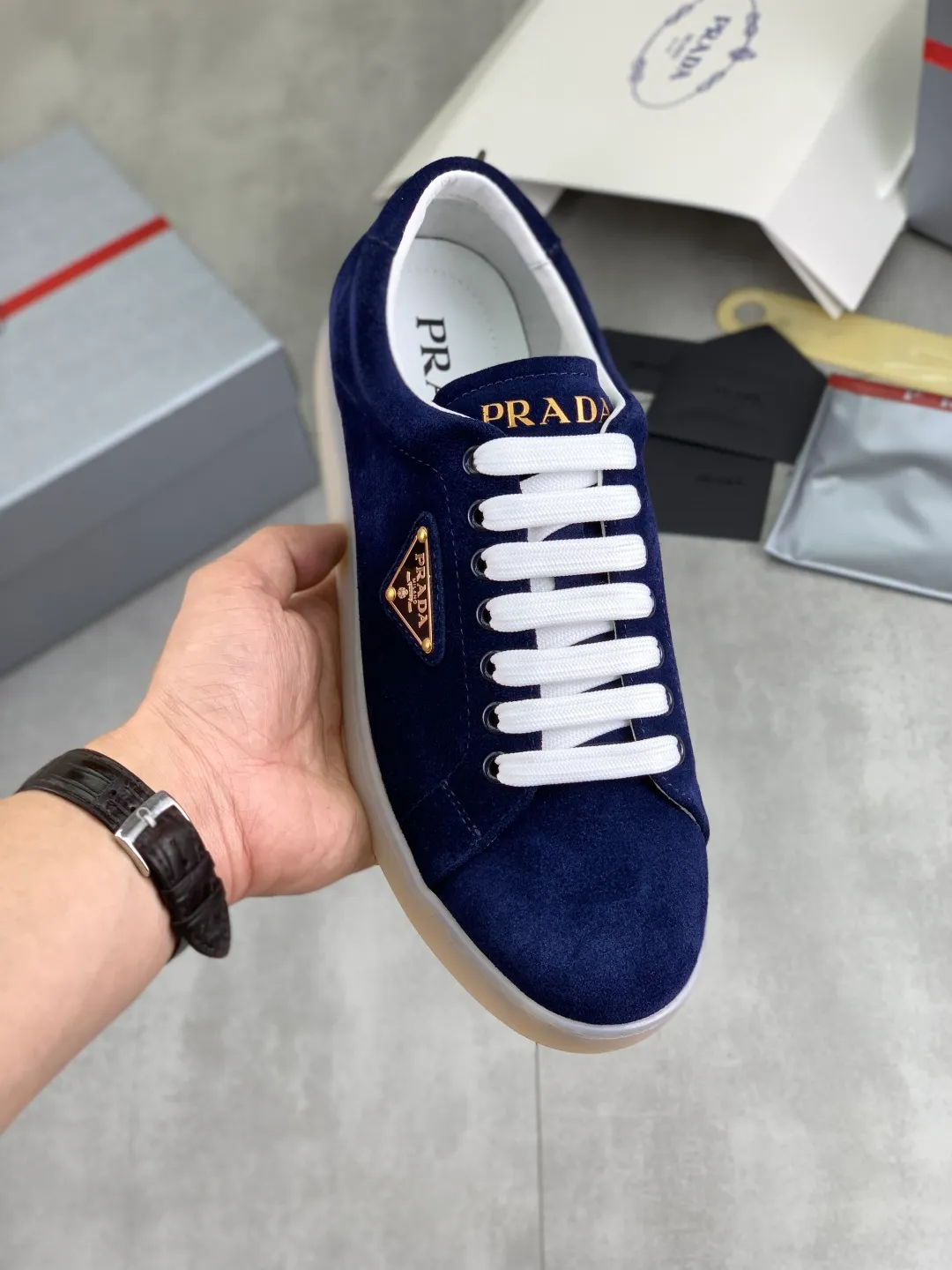 Men's shoes 💰P540💰【New model】The hot model is on the official website, 🆘 The trendy brand (Prada) mainly promotes the hot model, the avant-garde and versatile fashion men's shoes are privately modeled, the cowhide surface is spliced 1:1.. The fashion is simple, the original imported cowhide lining and the cowhide feet; the atmosphere and personality are more fashionable, eye-catching and pursuing class. It will subvert the old idea and be a must-have for fashion trendsetters with you! Must keep it for yourself! Tall and comfortable, large and low, high-end quality workmanship. Size: 38-45; 3️⃣colors available.